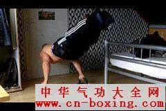 国产倒立俯卧撑视频,国产倒立俯卧撑视频展示惊人技巧  第1张