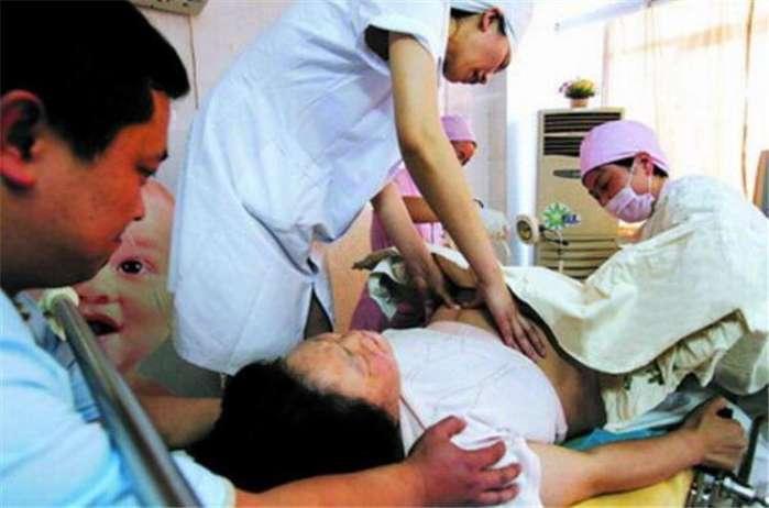 美国产房分娩双胞胎视频  第2张